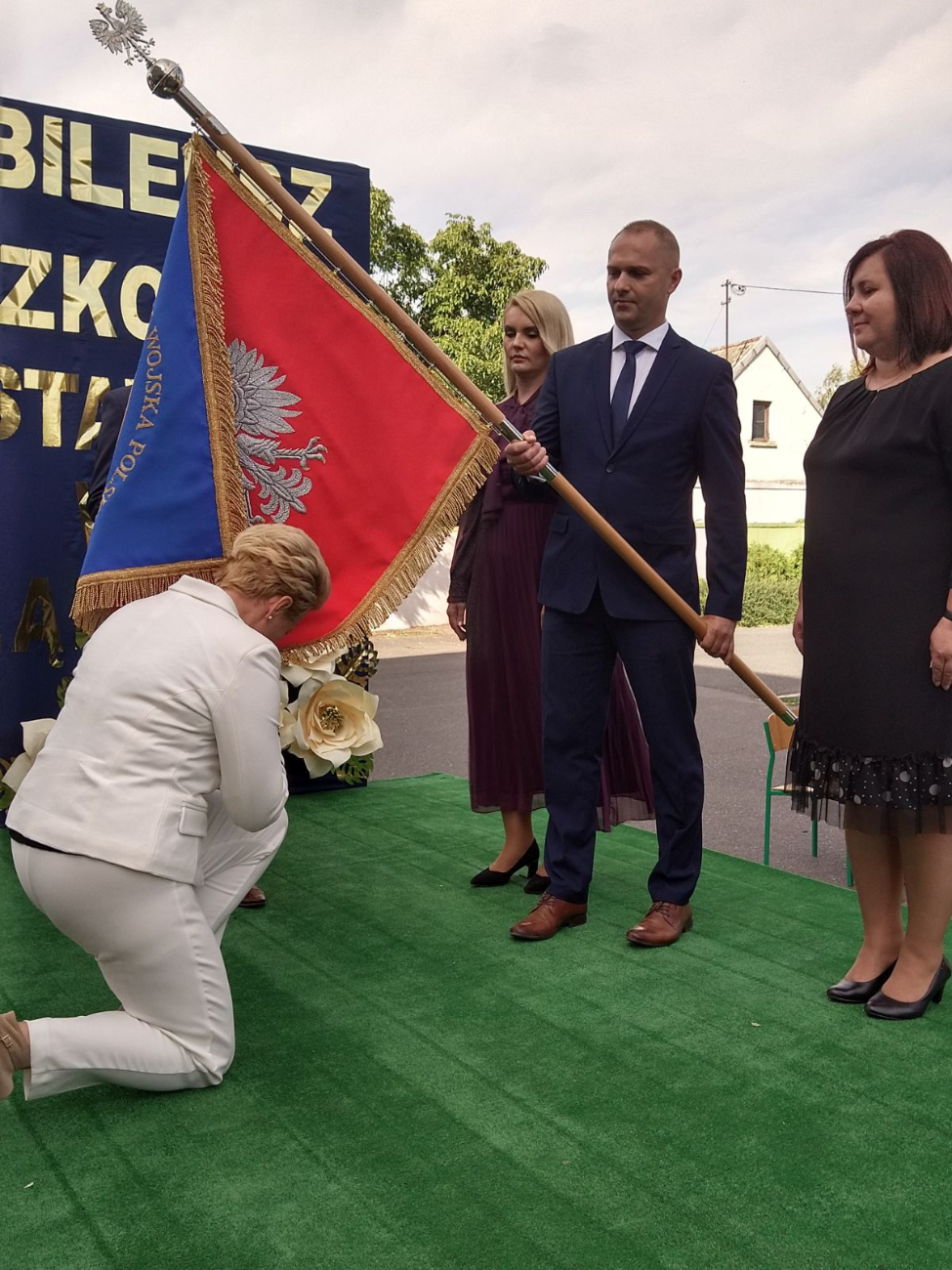 Trwają wielkie uroczystości w Lądku – jubileusz szkoły i poświęcenie sztandaru