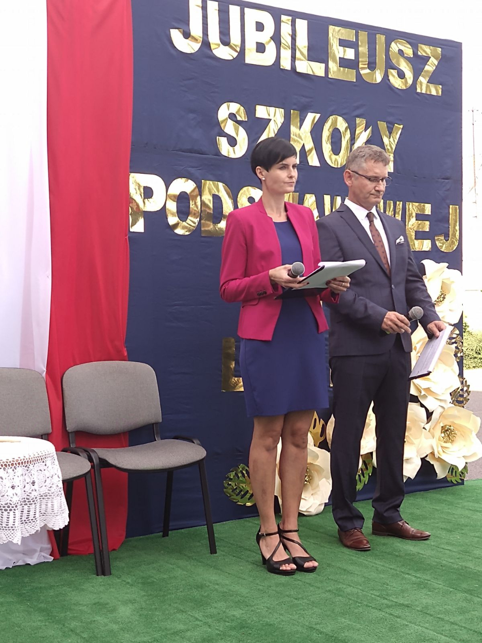 Trwają wielkie uroczystości w Lądku – jubileusz szkoły i poświęcenie sztandaru