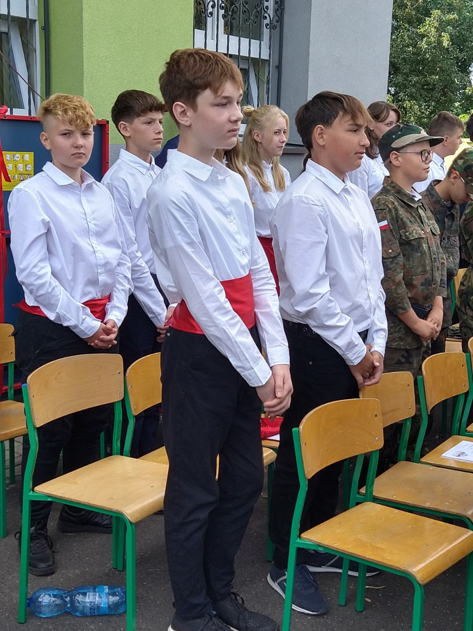 Trwają wielkie uroczystości w Lądku – jubileusz szkoły i poświęcenie sztandaru