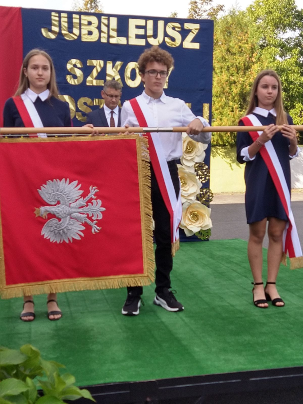 Trwają wielkie uroczystości w Lądku – jubileusz szkoły i poświęcenie sztandaru