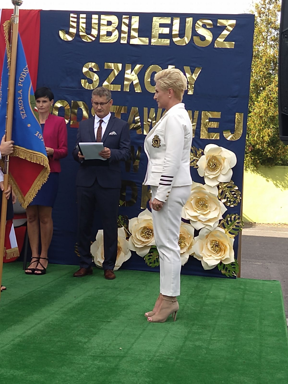 Trwają wielkie uroczystości w Lądku – jubileusz szkoły i poświęcenie sztandaru