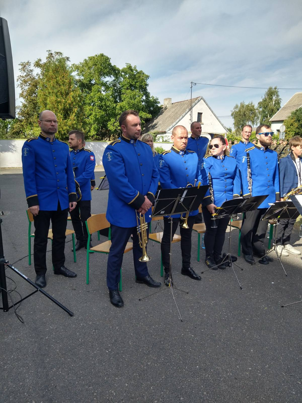 Trwają wielkie uroczystości w Lądku – jubileusz szkoły i poświęcenie sztandaru