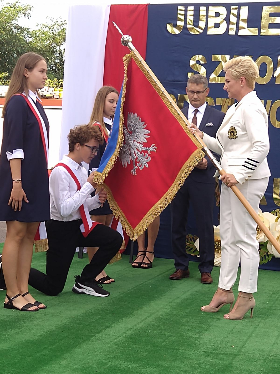 Trwają wielkie uroczystości w Lądku – jubileusz szkoły i poświęcenie sztandaru