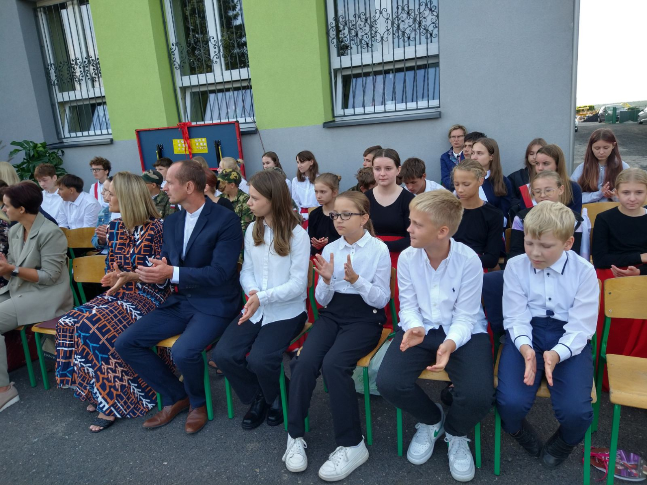 Trwają wielkie uroczystości w Lądku – jubileusz szkoły i poświęcenie sztandaru