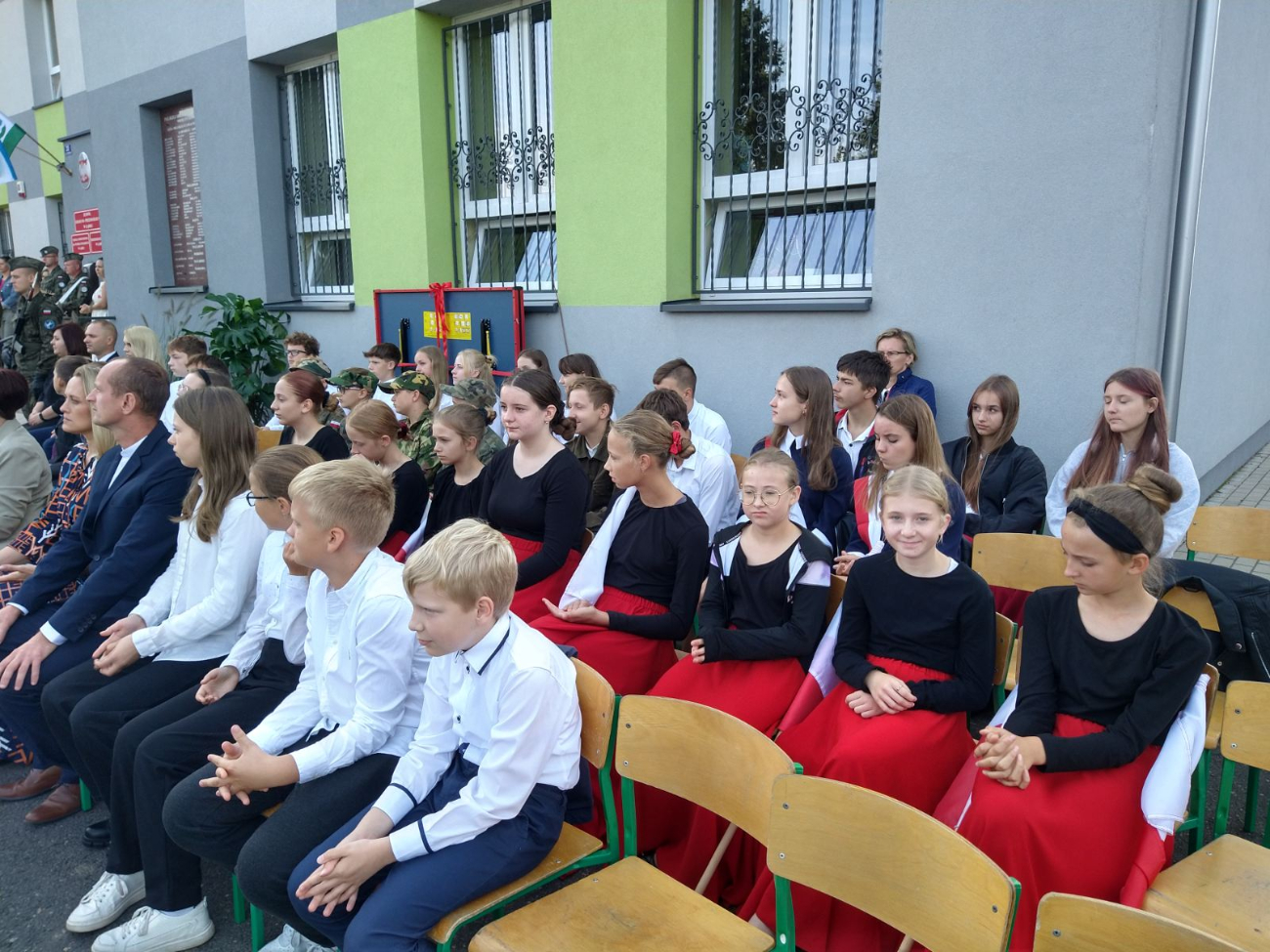 Trwają wielkie uroczystości w Lądku – jubileusz szkoły i poświęcenie sztandaru