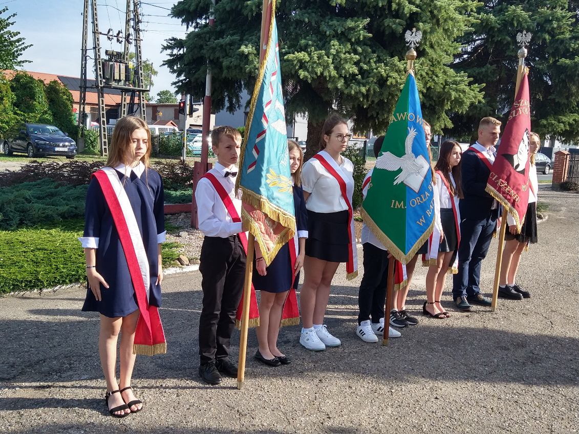 Trwają wielkie uroczystości w Lądku – jubileusz szkoły i poświęcenie sztandaru