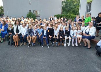 Trwają wielkie uroczystości w Lądku – jubileusz szkoły i poświęcenie sztandaru