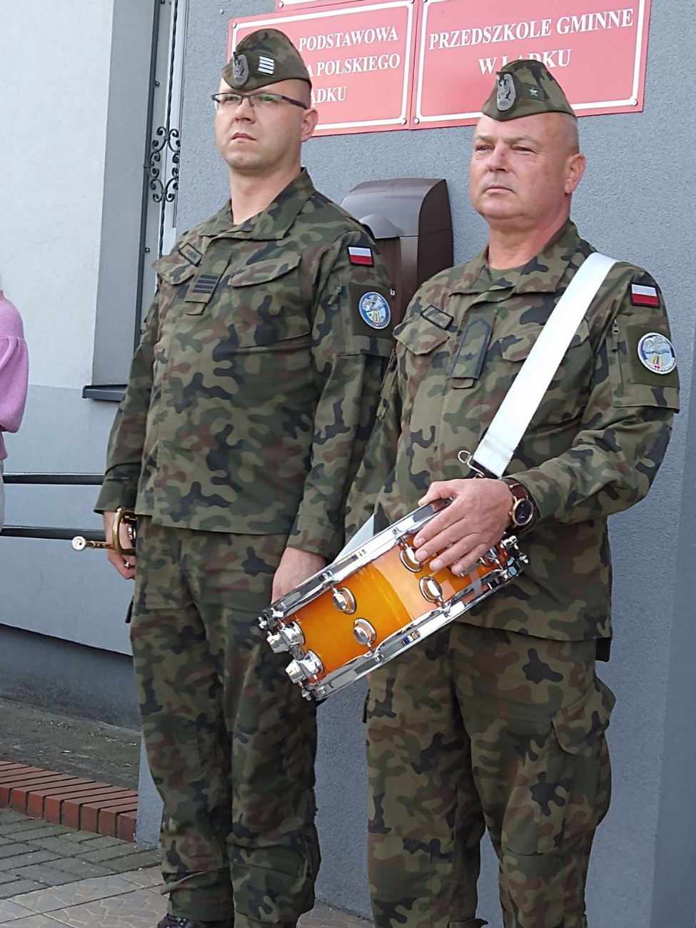 Trwają wielkie uroczystości w Lądku – jubileusz szkoły i poświęcenie sztandaru