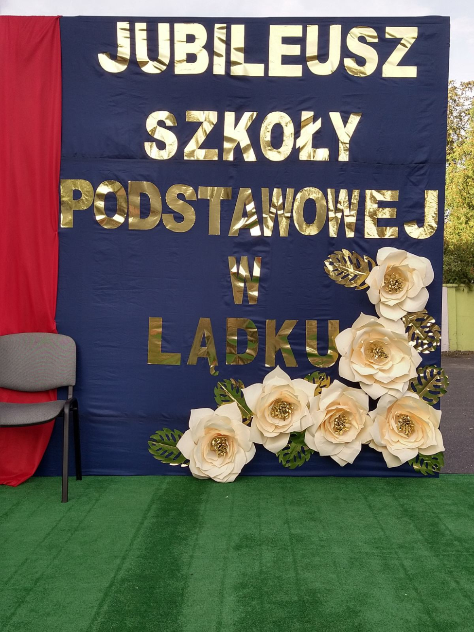 Trwają wielkie uroczystości w Lądku – jubileusz szkoły i poświęcenie sztandaru