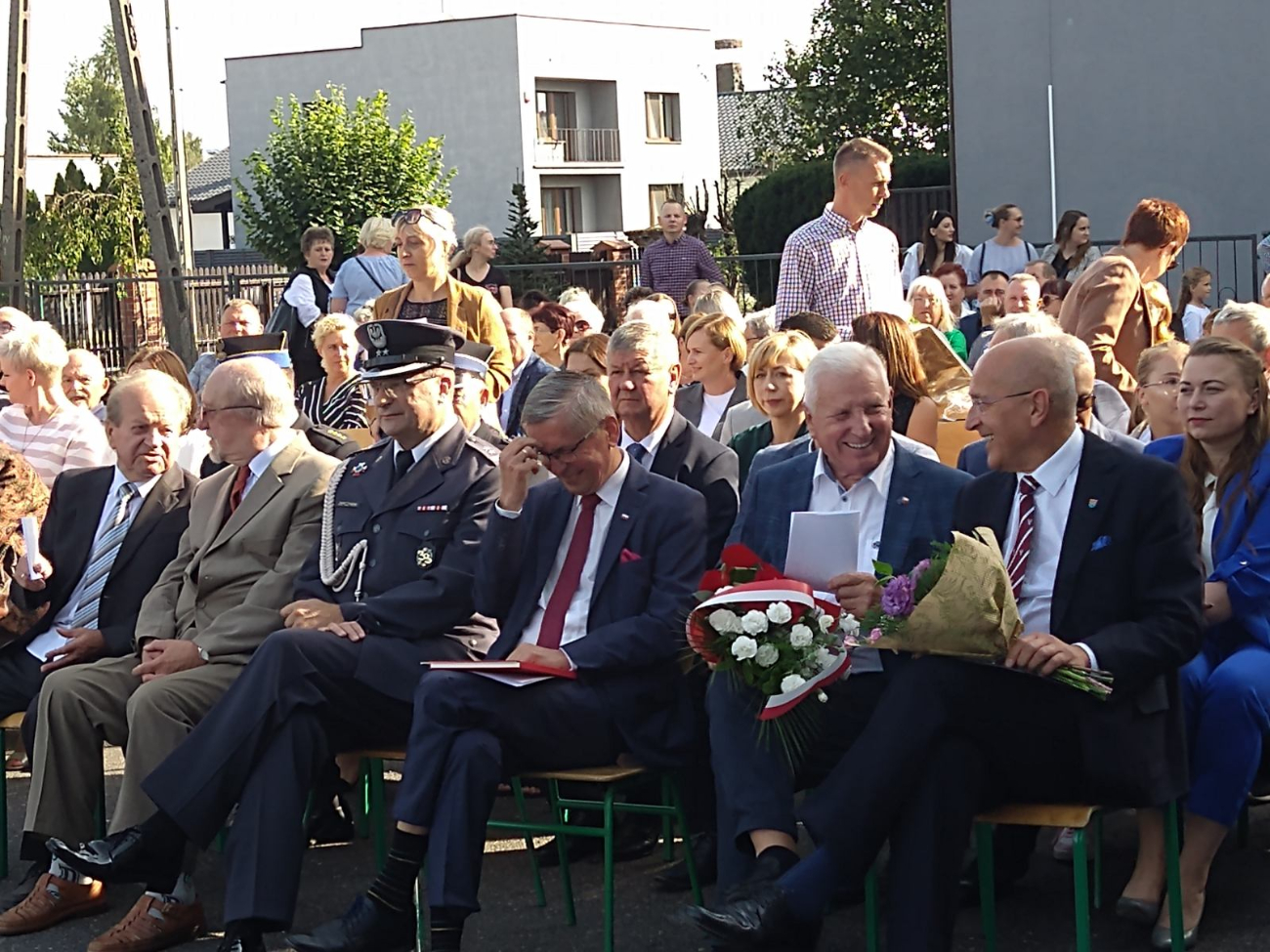 Trwają wielkie uroczystości w Lądku – jubileusz szkoły i poświęcenie sztandaru