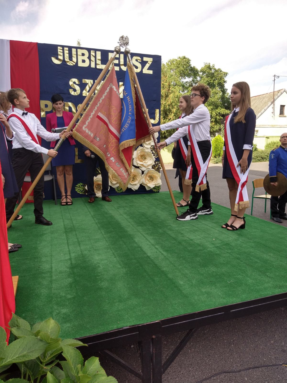Trwają wielkie uroczystości w Lądku – jubileusz szkoły i poświęcenie sztandaru