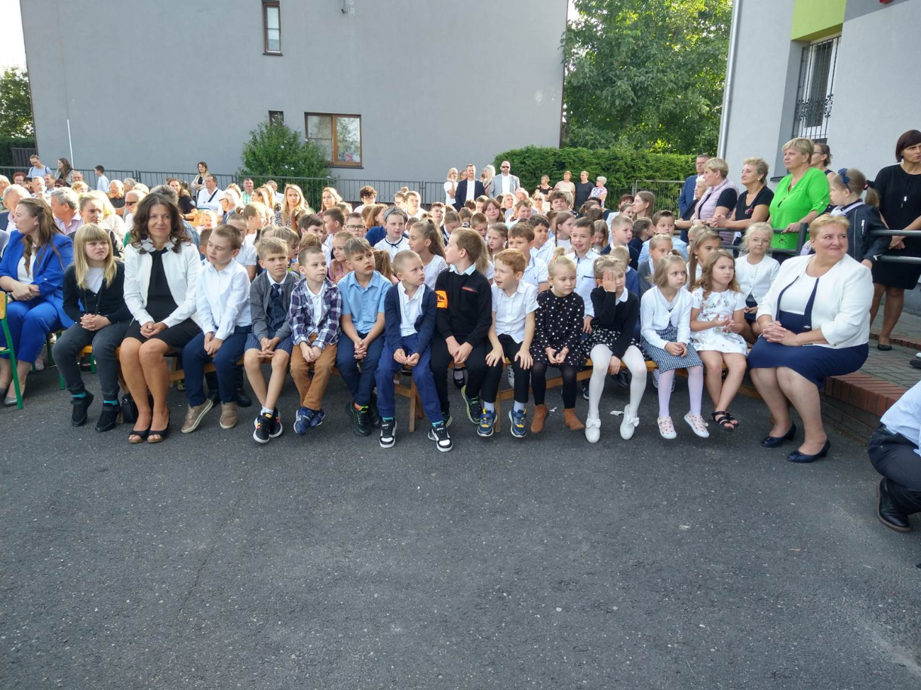 Trwają wielkie uroczystości w Lądku – jubileusz szkoły i poświęcenie sztandaru