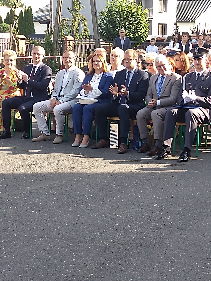 Trwają wielkie uroczystości w Lądku – jubileusz szkoły i poświęcenie sztandaru