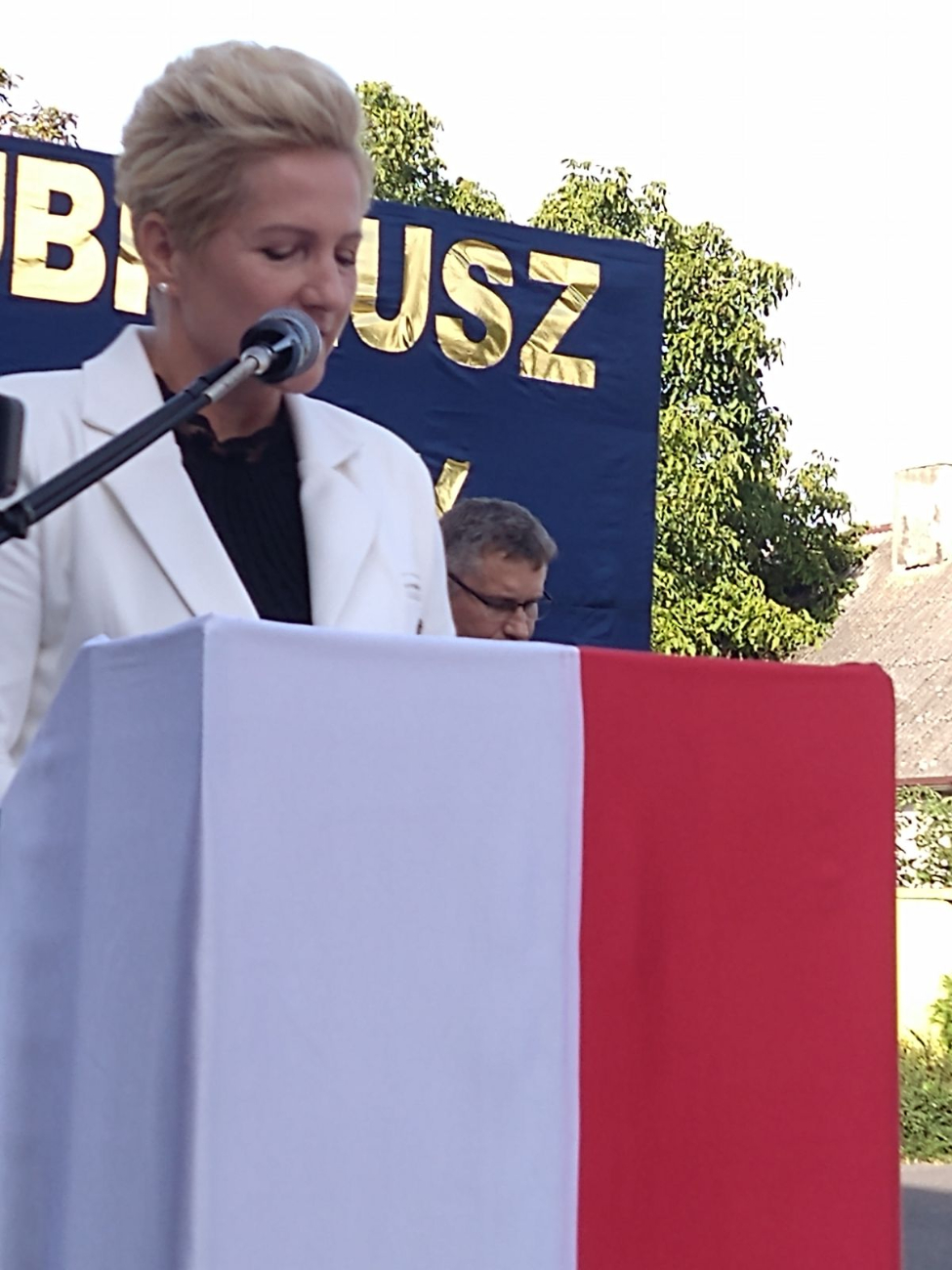 Trwają wielkie uroczystości w Lądku – jubileusz szkoły i poświęcenie sztandaru