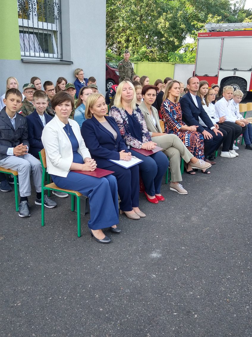 Trwają wielkie uroczystości w Lądku – jubileusz szkoły i poświęcenie sztandaru