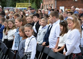 Rozpoczęli rok szkolny. Gmina sprezentowała uczniom zeszyty