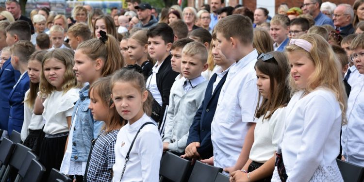 Rozpoczęli rok szkolny. Gmina sprezentowała uczniom zeszyty