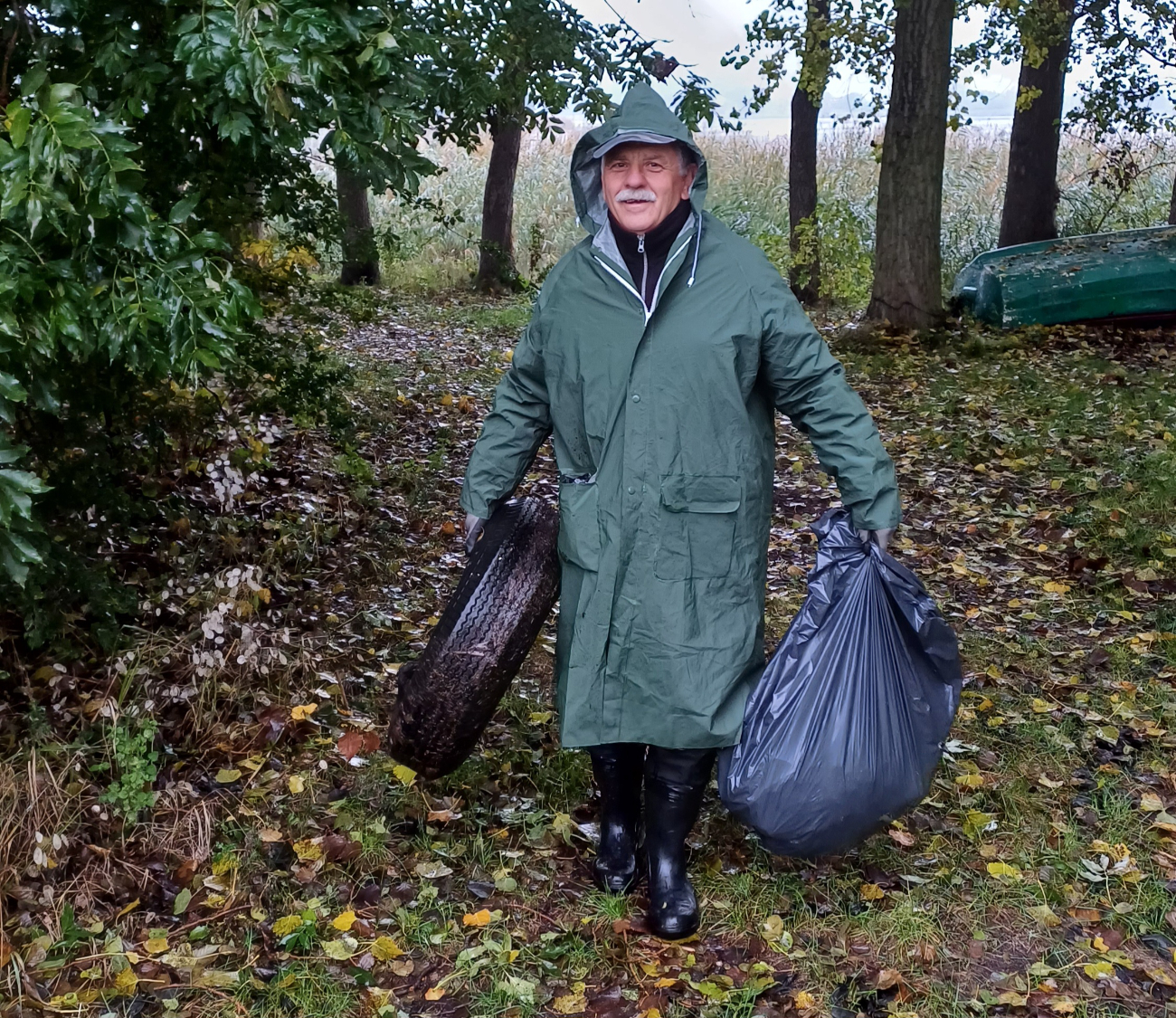 Wędkarze sprzątali brzeg jeziora