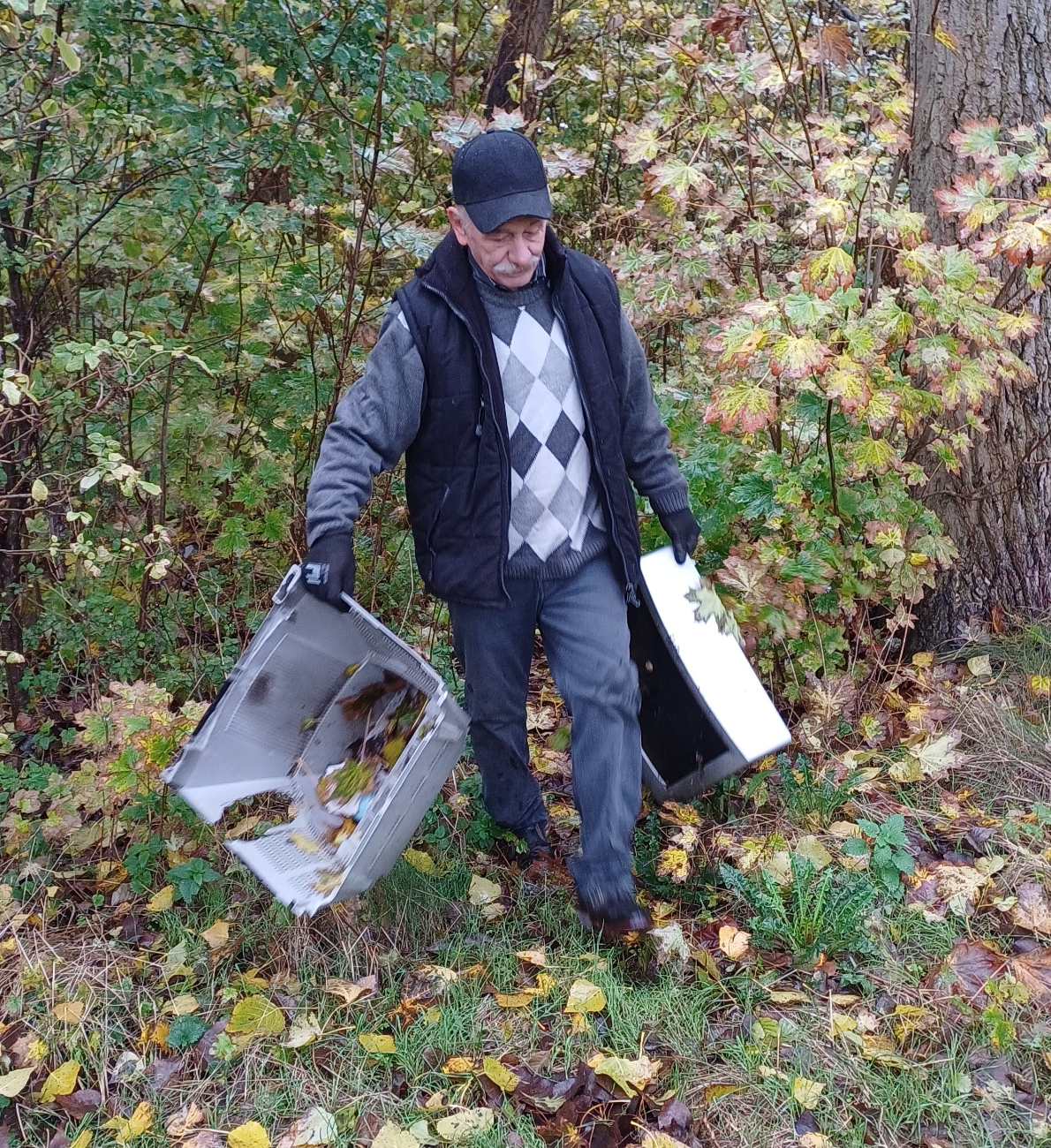 Wędkarze sprzątali brzeg jeziora