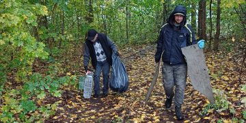 Wędkarze sprzątali brzeg jeziora