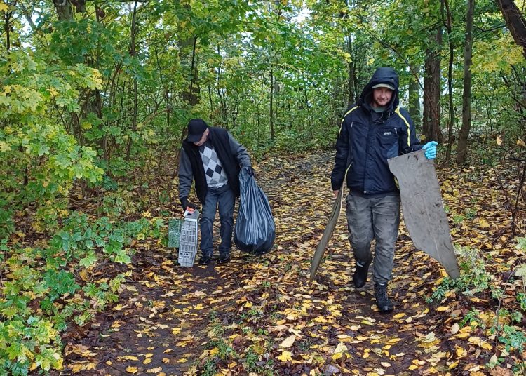 Wędkarze sprzątali brzeg jeziora
