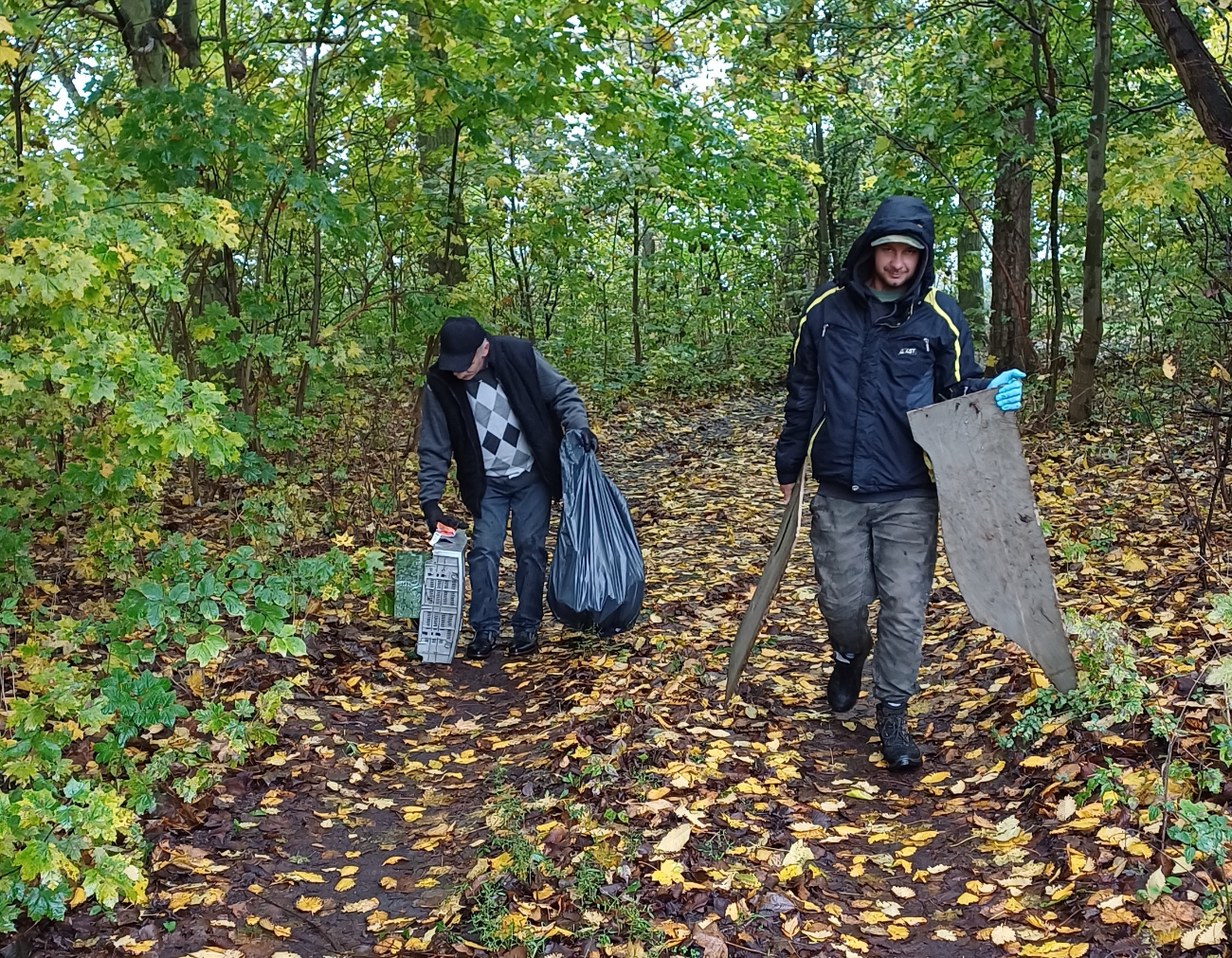 Wędkarze sprzątali brzeg jeziora