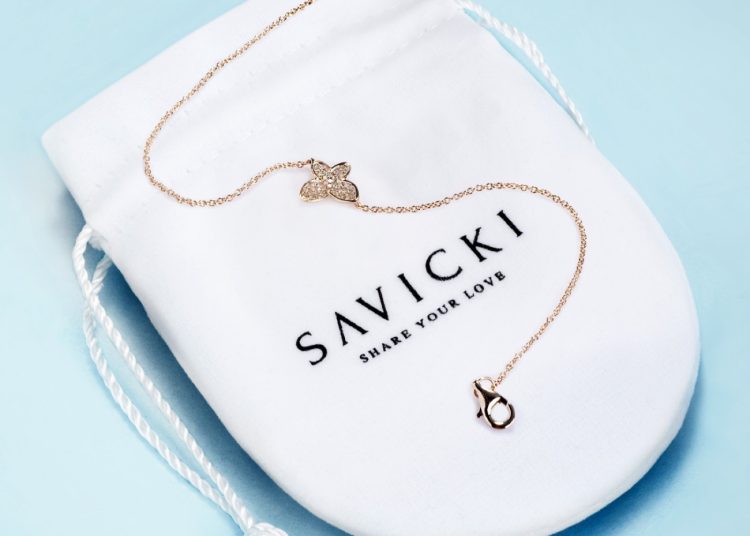 Czym są bransoletki celebrytki? Odpowiadamy!