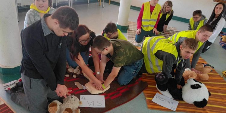 Uratuj Misia. W SOSW ćwiczyli pierwszą pomoc