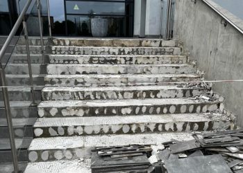 Szpitalne schody do naprawy