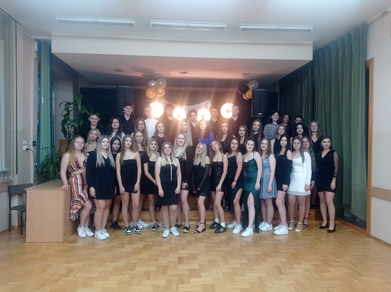 LO się bawi na połowinkach