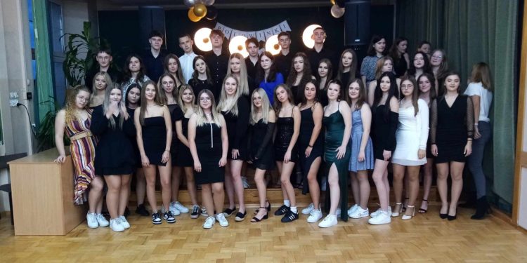 LO się bawi na połowinkach