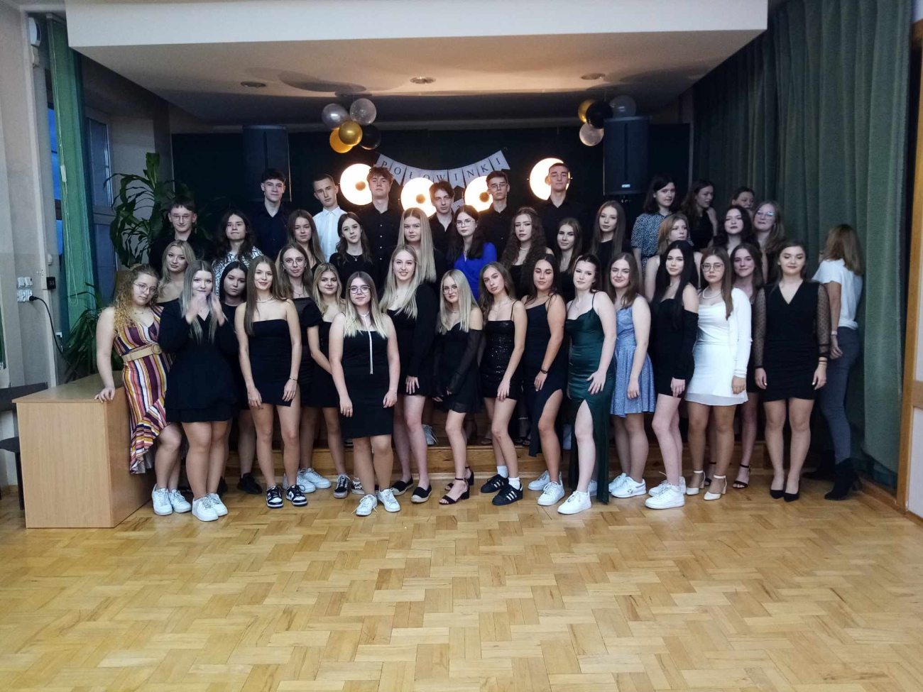 LO się bawi na połowinkach