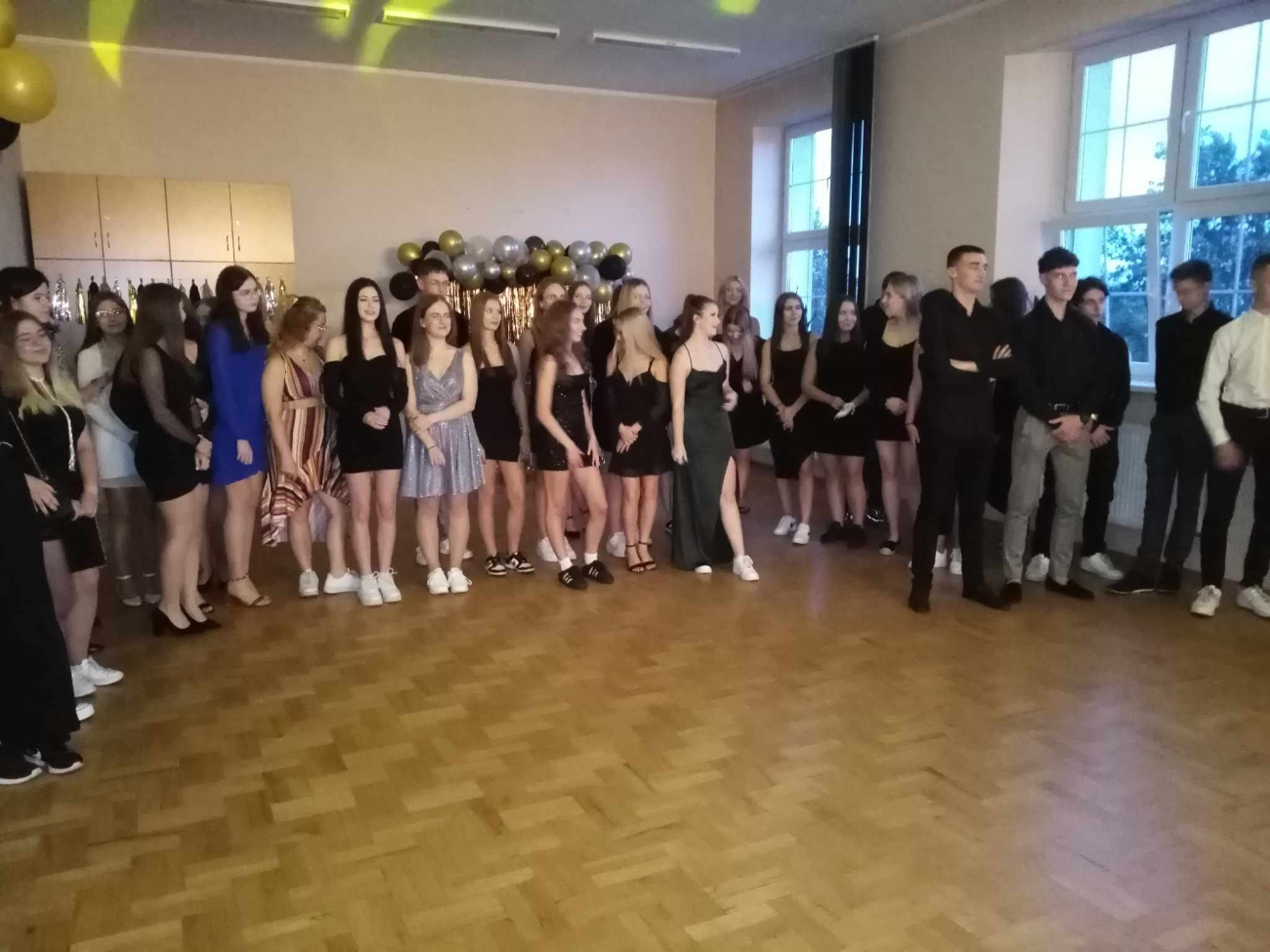 LO się bawi na połowinkach