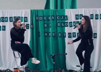 Nauczycielka i uczennica razem zaśpiewały. Zobacz i posłuchaj