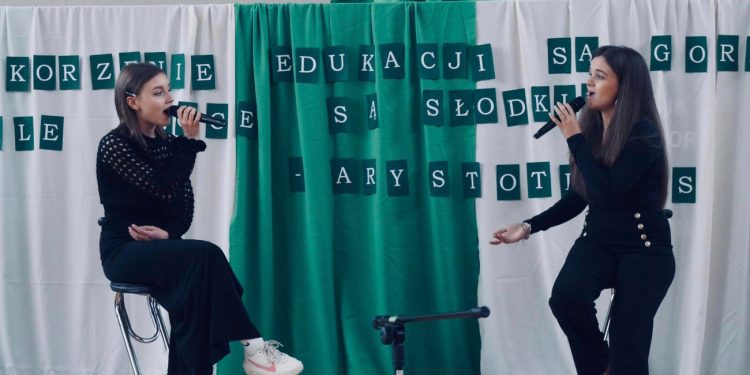 Nauczycielka i uczennica razem zaśpiewały. Zobacz i posłuchaj