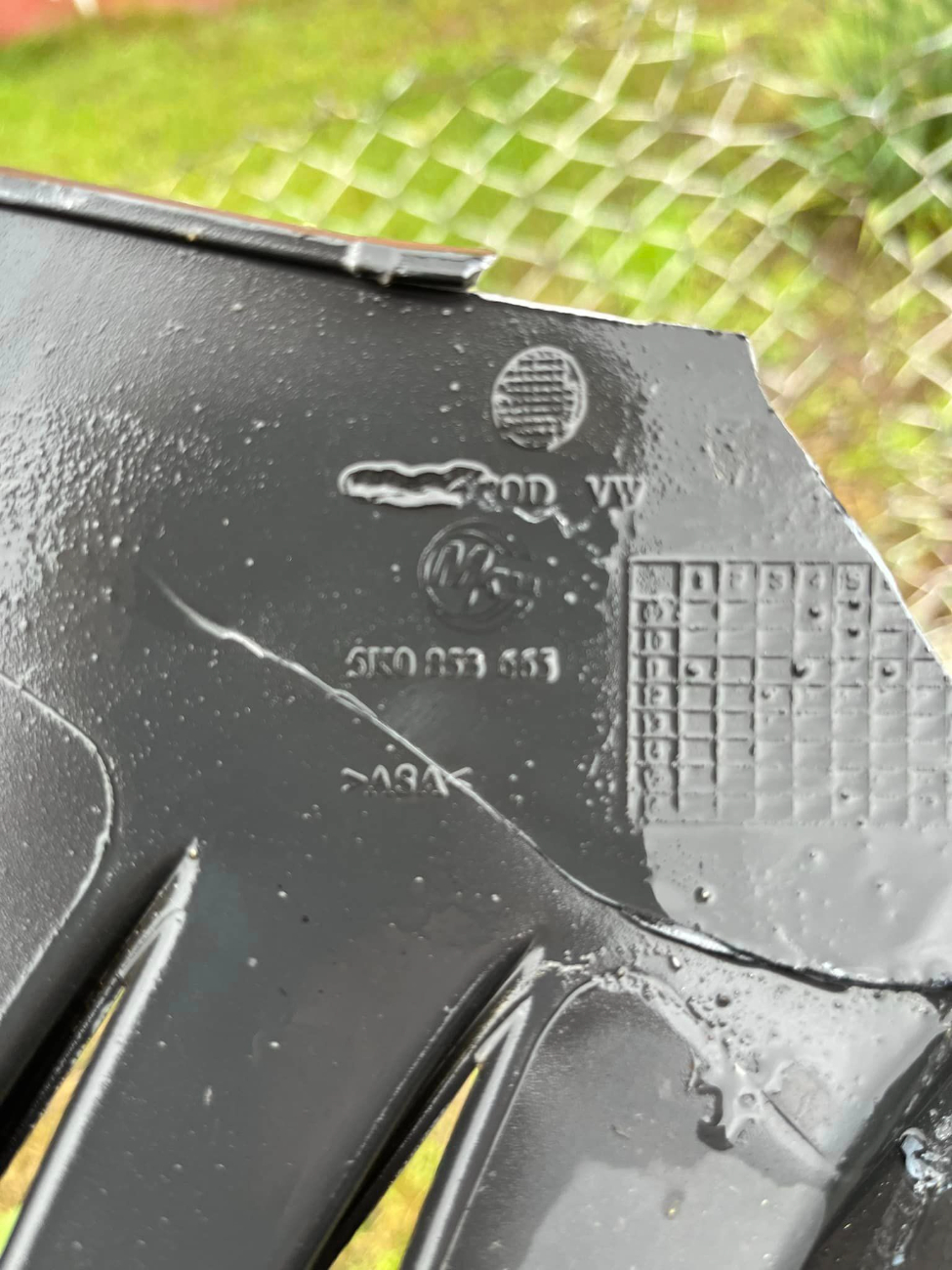 Uderzył w płot i odjechał. Szukają kierowcy Golfa