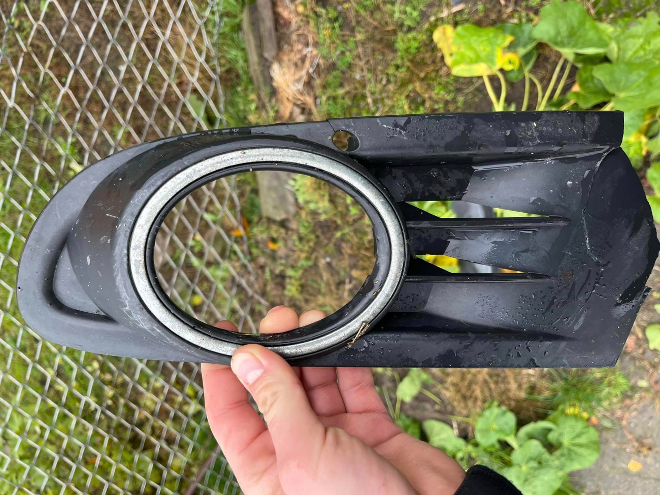 Uderzył w płot i odjechał. Szukają kierowcy Golfa