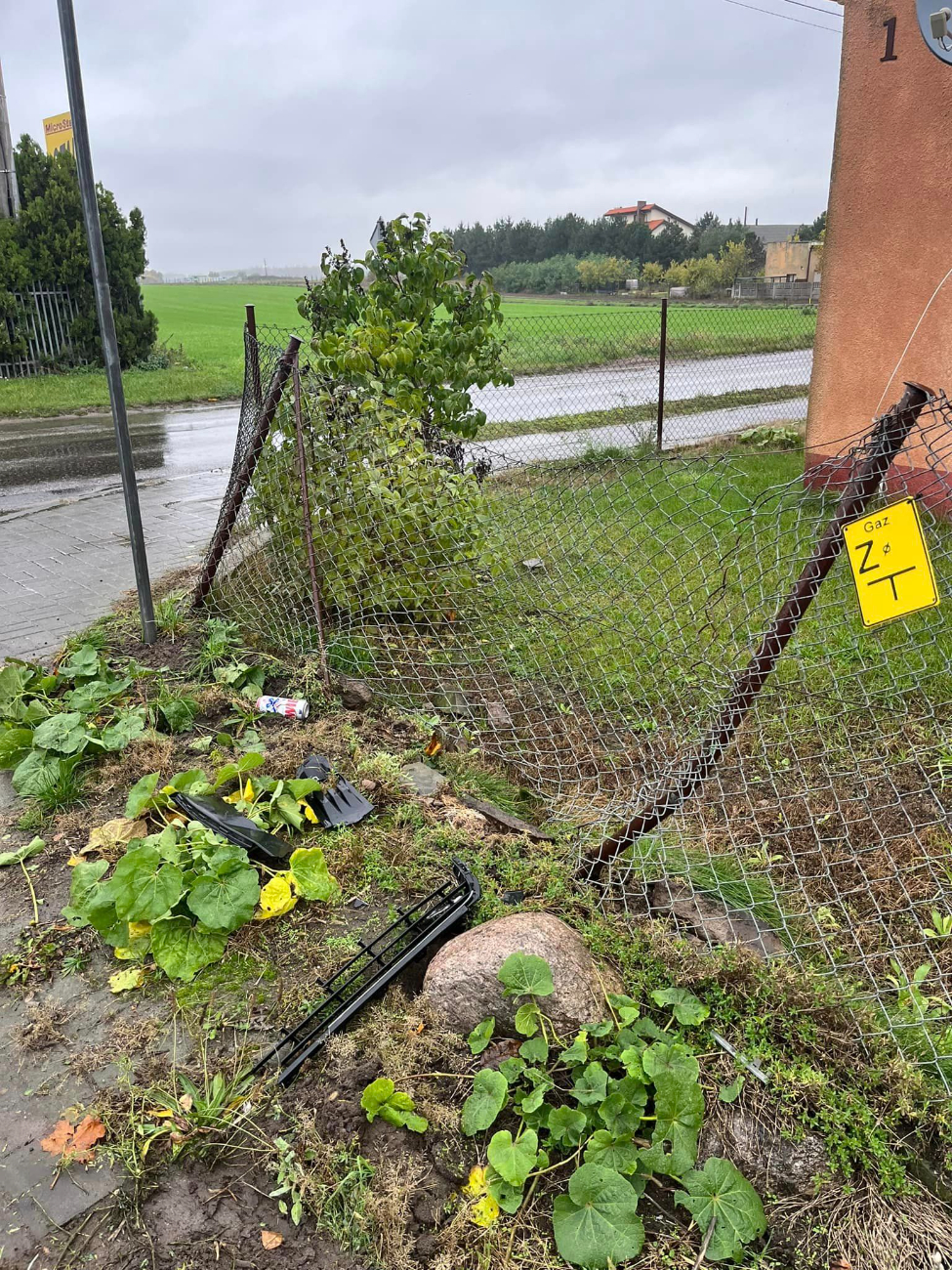 Uderzył w płot i odjechał. Szukają kierowcy Golfa