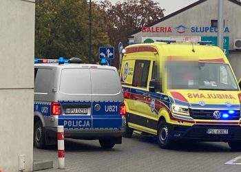 Radiowóz i karetka pod Biedronką. Co się stało?