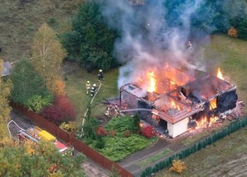 Spłonął dom w Ostrowie. Zobacz film z akcji