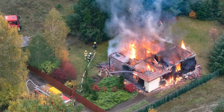 Spłonął dom w Ostrowie. Zobacz film z akcji