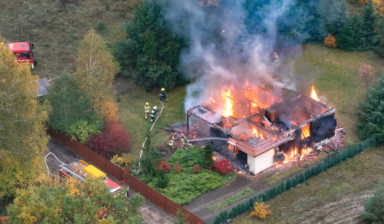 Spłonął dom w Ostrowie. Zobacz film z akcji