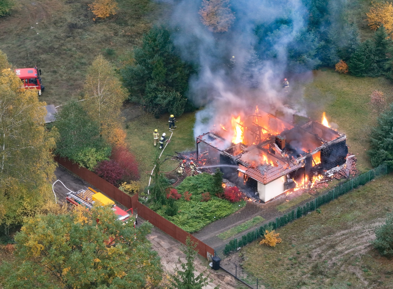 Spłonął dom w Ostrowie. Zobacz film z akcji