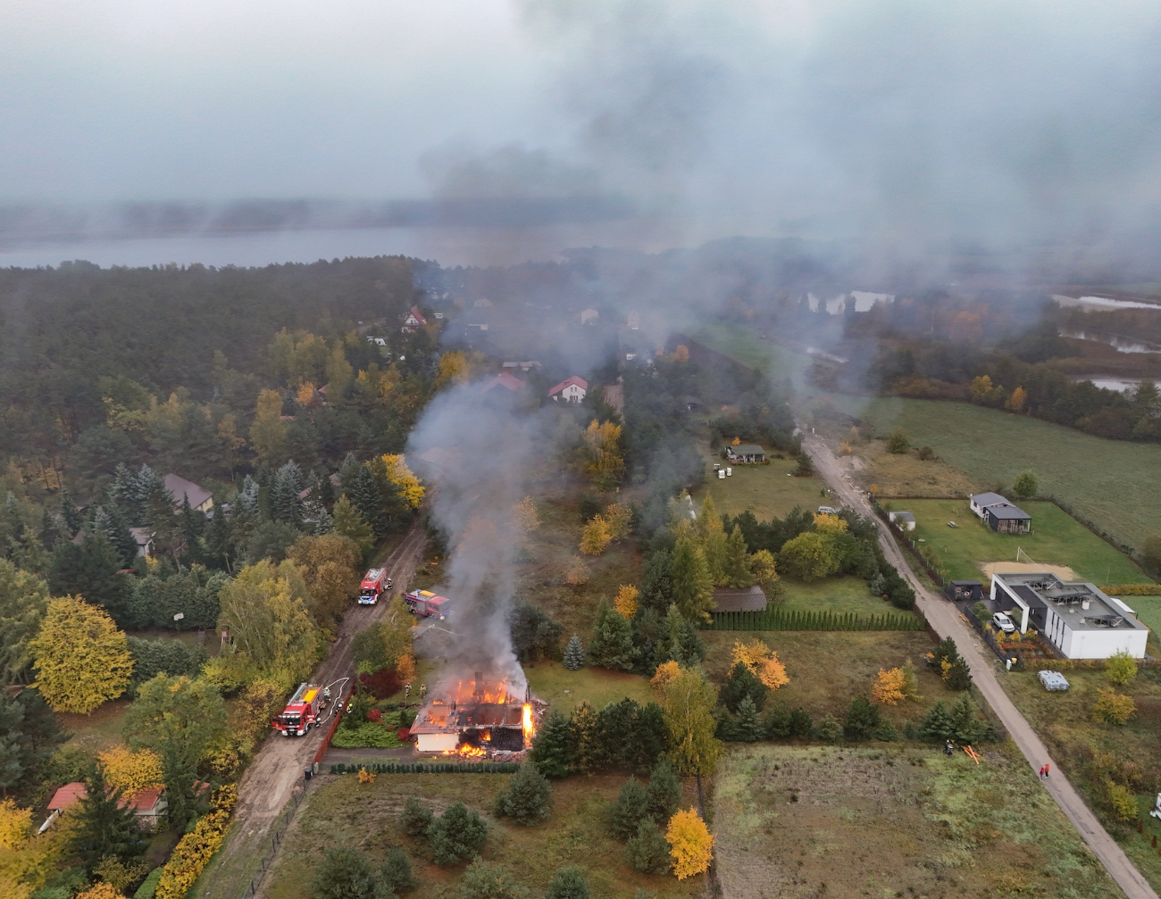 Spłonął dom w Ostrowie. Zobacz film z akcji