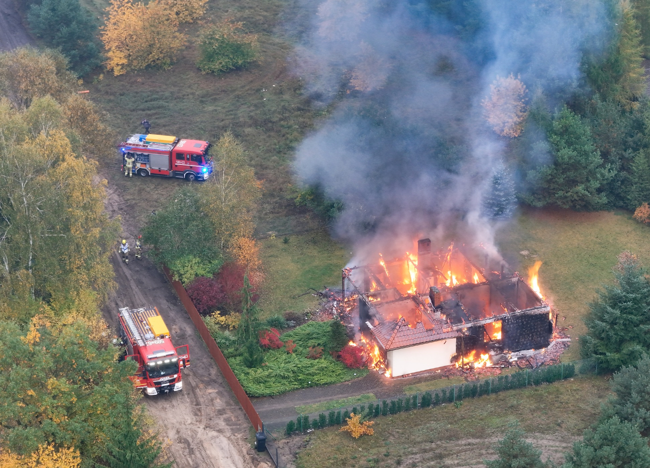 Spłonął dom w Ostrowie. Zobacz film z akcji