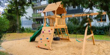 Dzieci są zachwycone. Między blokami pojawił się plac zabaw