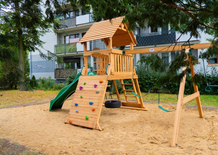 Dzieci są zachwycone. Między blokami pojawił się plac zabaw