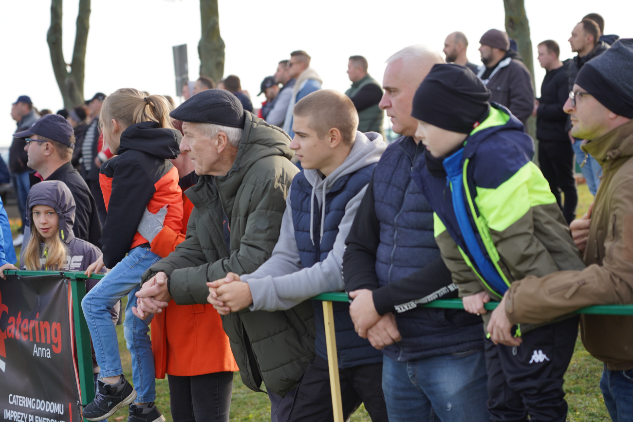 Pełne trybuny, mnóstwo policji. Takiego meczu jeszcze tu nie było ZDJĘCIA