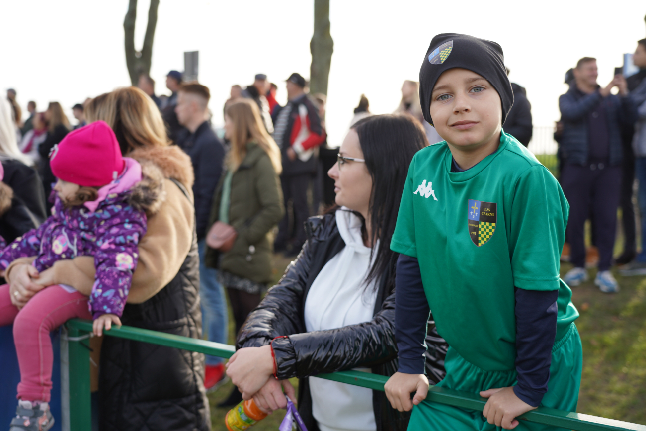 Pełne trybuny, mnóstwo policji. Takiego meczu jeszcze tu nie było ZDJĘCIA