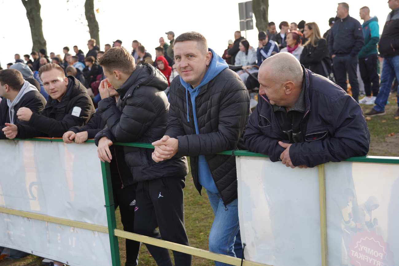 Pełne trybuny, mnóstwo policji. Takiego meczu jeszcze tu nie było ZDJĘCIA